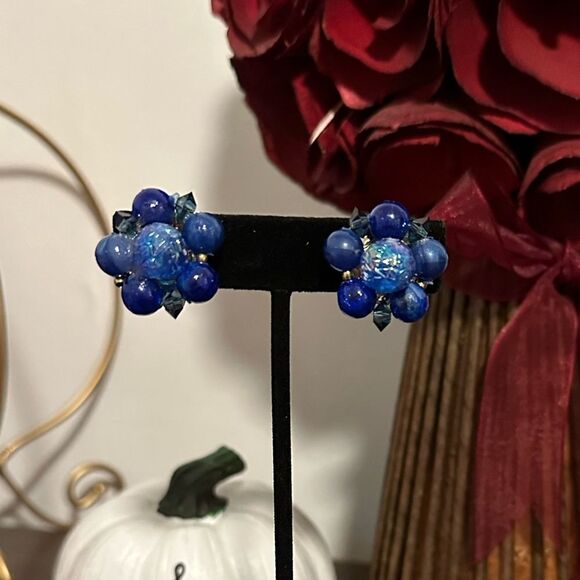 Vintage Lisner clip earrings Blue moonstone and bead Mid Century - Picture 2 of 3